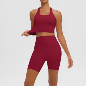 Vue détaillée de l'ensemble soutien-gorge de sport et short de yoga taille haute.
