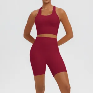 Détail ensemble yoga bordeaux, tissu respirant haute élasticité, vêtement fitness confortable.