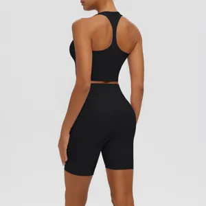 Ensemble de sport noir pour femme, soutien-gorge de sport et short de yoga élastique.