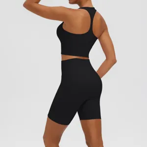 Ensemble de sport noir soutien-gorge brassière et short de yoga pour fitness femme.
