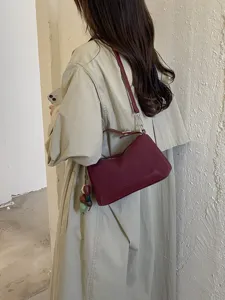 Stylish autumn women shoulder bag, casual commuter handbag, trendy niche crossbody bag for daily.