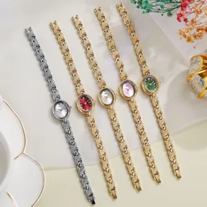 Montre quartz élégante pour femme avec cadran ovale et bracelet métallique chic.