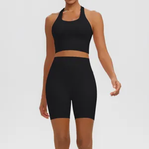 Vue détaillée de l'ensemble brassière de sport noire et short de yoga taille haute respirant.