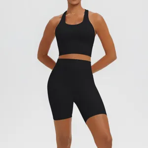 Ensemble soutiens-gorge de sport noir et short de yoga fitness taille haute pour femme.