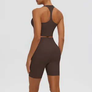 Détail de dos d'un ensemble de sport soutien-gorge de yoga et short taille haute.