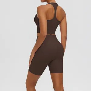 Ensemble de yoga fitness marron pour femme, haut court taille haute et short de sport.