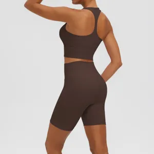 Ensemble de yoga fitness pour femme avec soutien-gorge de sport et short cycliste.
