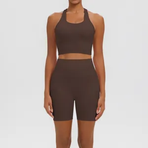 Ensemble de yoga marron, soutien-gorge de sport et short taille haute pour fitness.