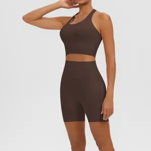 Vue détaillée de l'ensemble de yoga sans coutures, soutien-gorge de sport et short de fitness.