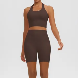 Détails rapprochés de l'ensemble de soutien-gorge de yoga et short cycliste marron.