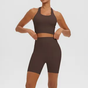 Ensemble soutien-gorge de sport marron et short de yoga taille haute pour le fitness.