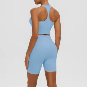 Détail de soutien-gorge de sport bleu clair et short de yoga, tissu élastique et respirant.