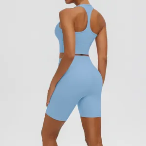 Vue détaillée de l'ensemble soutien-gorge de sport et short de yoga bleu, respirant.