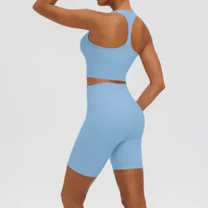 Vue détaillée du soutien-gorge de sport bleu clair et du short de yoga taille haute.