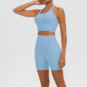 Ensemble de yoga de sport pour femme bleu clair avec soutien-gorge et short taille haute.