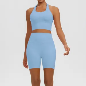 Détail ensemble yoga sport bleu clair avec soutien-gorge halter et short taille haute.