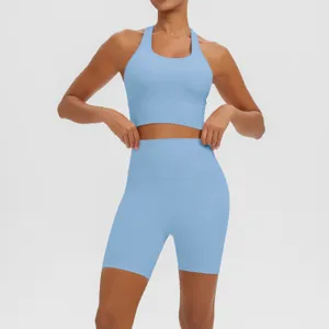 Ensemble de yoga sans couture bleu clair avec soutien-gorge de sport et short taille haute.