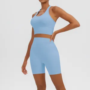 Ensemble de yoga bleu clair pour femme, avec brassière de sport et short taille haute.