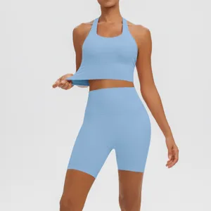Vue détaillée du haut de sport bleu clair et du short de yoga taille haute, extensible.
