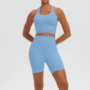 Ensemble de yoga bleu avec soutien-gorge de sport respirant et short taille haute fitness.