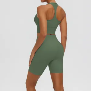 Ensemble soutiens-gorge de sport et short de yoga taille haute vert, tenue de fitness respirante.