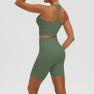 Ensemble de yoga sport vert olive pour femmes, haut court et short de fitness taille haute.