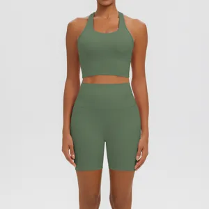Vue détaillée de la brassière de sport verte sans coutures et du short de yoga.