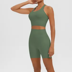 Ensemble de yoga vert avec soutien-gorge de sport confortable et short taille haute sport.