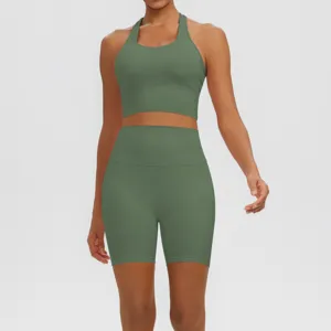 Ensemble de yoga pour femme avec soutien-gorge dos nageur et short taille haute.