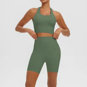 Vue rapprochée de l'ensemble de yoga vert pour femmes avec dos respirant et taille haute.