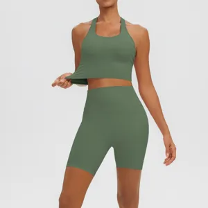 Vue détaillée de l'ensemble de vêtements de sport pour femmes soutien-gorge yoga short.