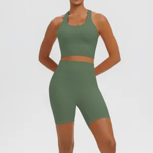 Vue rapprochée de l'ensemble soutien-gorge et short de yoga vert élastique, tenue de sport.