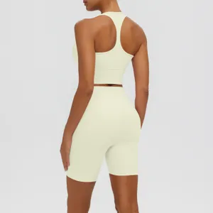 Vue détaillée de l'ensemble soutien-gorge de sport et short de yoga taille haute.