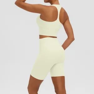 Vue détaillée du dos et du côté de l'ensemble de yoga sans couture pour femmes en jaune clair.