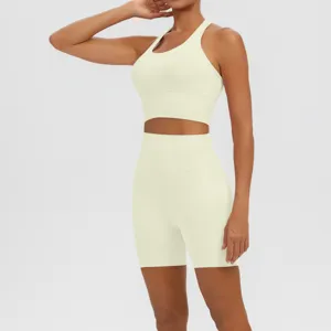 Vue détaillée de l'ensemble soutien-gorge de sport et short de yoga respirant et élastique.