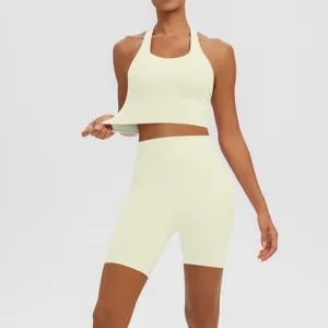 Vue détaillée ensemble soutien-gorge de sport et short de yoga taille haute, élastique et respirant.
