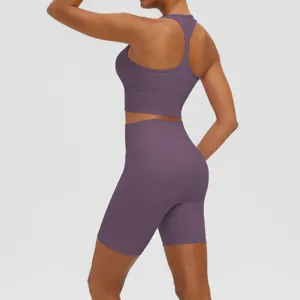 Vue détaillée du soutien-gorge de yoga violet et du short élastique montrant le tissu.