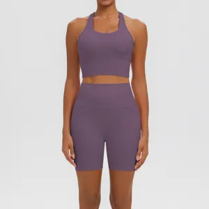 Ensemble de yoga de sport pour femmes, vue détaillée du soutien-gorge et du short de sport mauve.