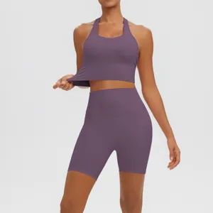 Vue détaillée de l'ensemble soutien-gorge de sport et short de yoga violet élastique.