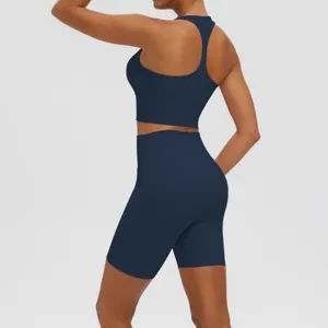 Vue détaillée d'un ensemble de yoga sport bleu marine, haut et short de sport.