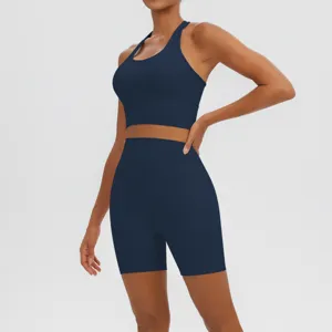 Détail de l'ensemble brassière de sport et short de yoga taille haute, tissu extensible respirant.