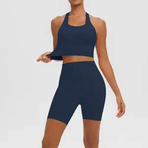 Détail de l'ensemble de yoga bleu foncé extensible avec soutien-gorge et short.