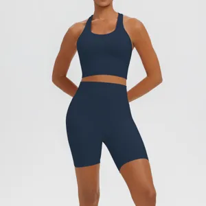 Ensemble de yoga de sport pour femme avec brassière et short de cycliste taille haute.