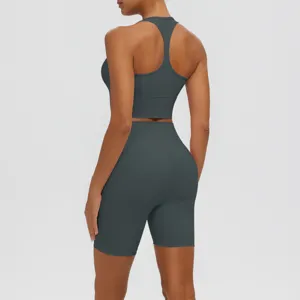 Détail de la vue arrière de l'ensemble de sport athlétique pour femme avec short yoga.