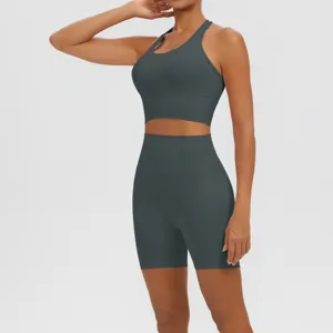 Vue détaillée de l'ensemble de yoga gris foncé pour femme avec soutien-gorge et short taille haute.