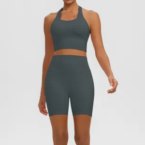 Ensemble de yoga gris foncé élégant avec soutien-gorge de sport et short taille haute.