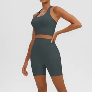 Vue détaillée du soutien-gorge de sport gris et du short de yoga taille haute, vêtement respirant.
