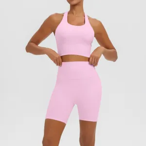 Détail de soutien-gorge de sport rose et short de yoga taille haute, tenue de fitness.