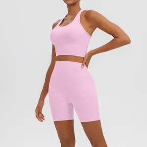 Détail rapproché du short de yoga rose à taille haute et de la brassière de sport.