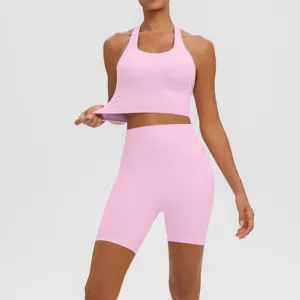 Ensemble de sport rose avec soutien-gorge de sport et short taille haute pour femmes.